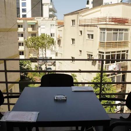 Apartment House, Qerret *