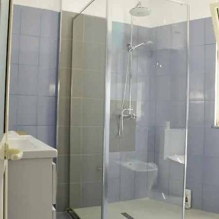 Apartamento House, Qerret