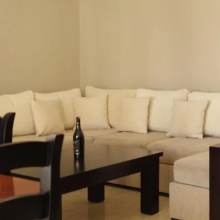 Apartamento House, Qerret